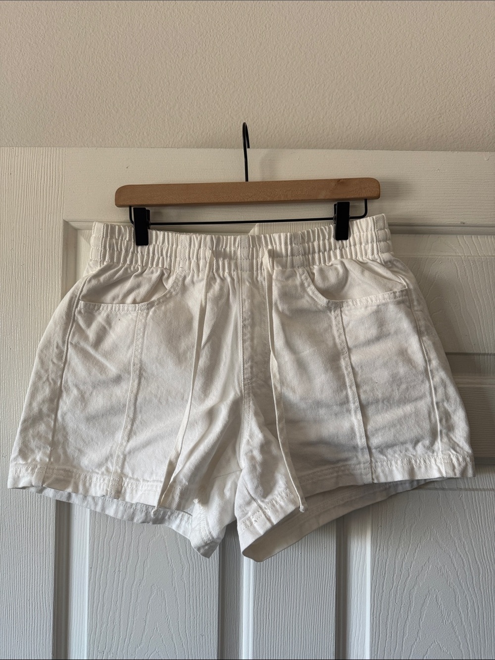 Universal thread White High-Rise Elastic Waist Women’s Shorts